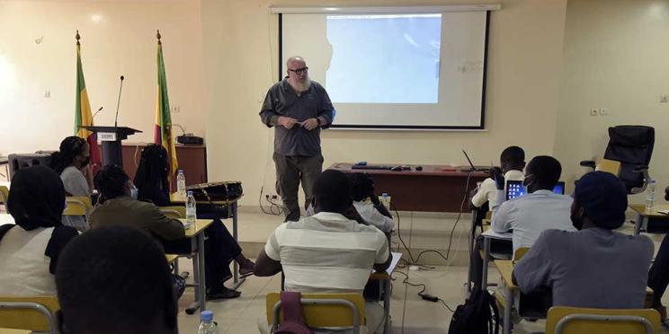 Un grand reporter photo de l’AFP raconte son parcours aux étudiants en journalisme à Abidjan et à Dakar
